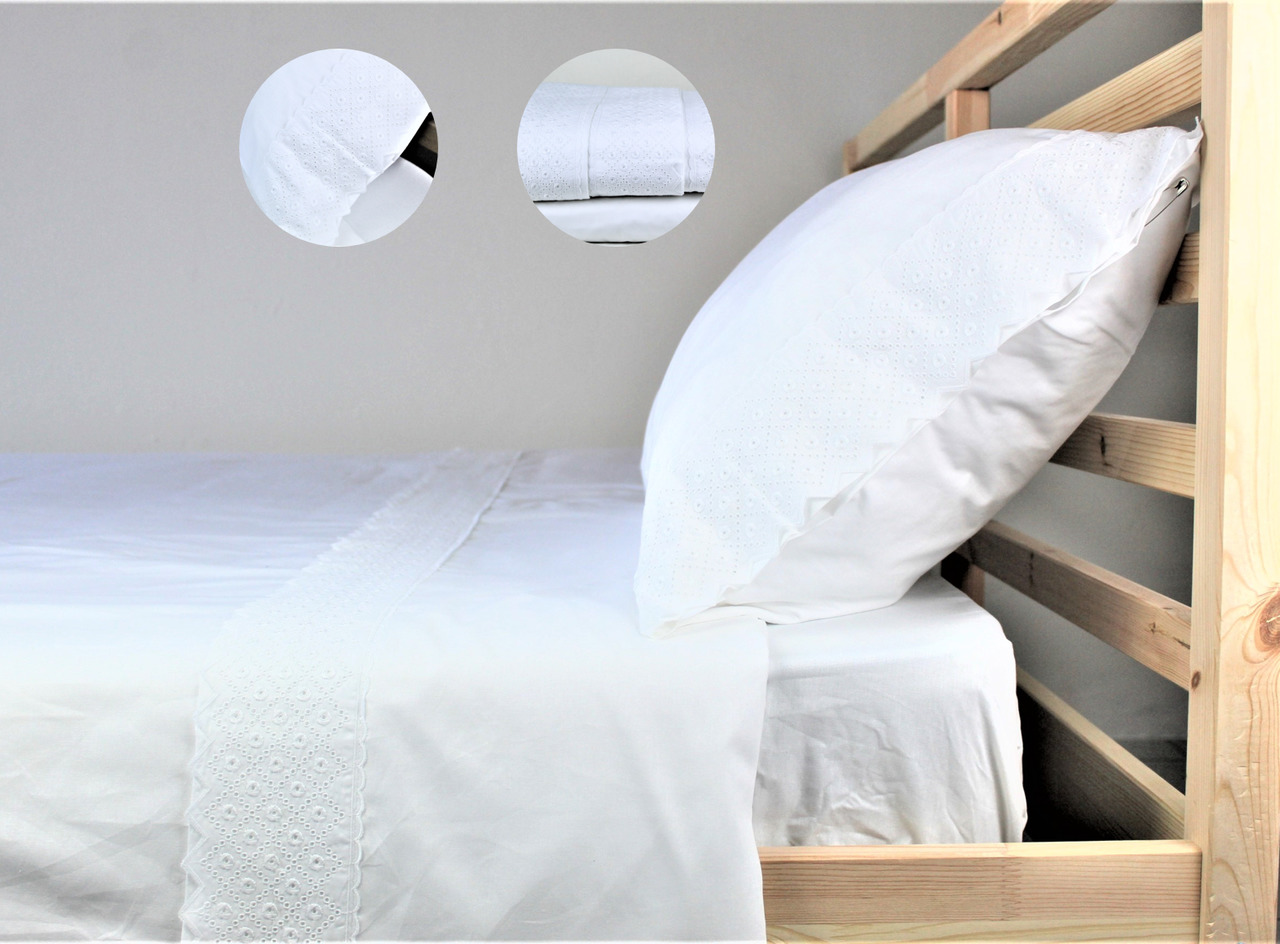 Conjunto de Lençóis Cannes Conjunto de roupa de cama branca com padrão floral em renda em cama de madeira clara