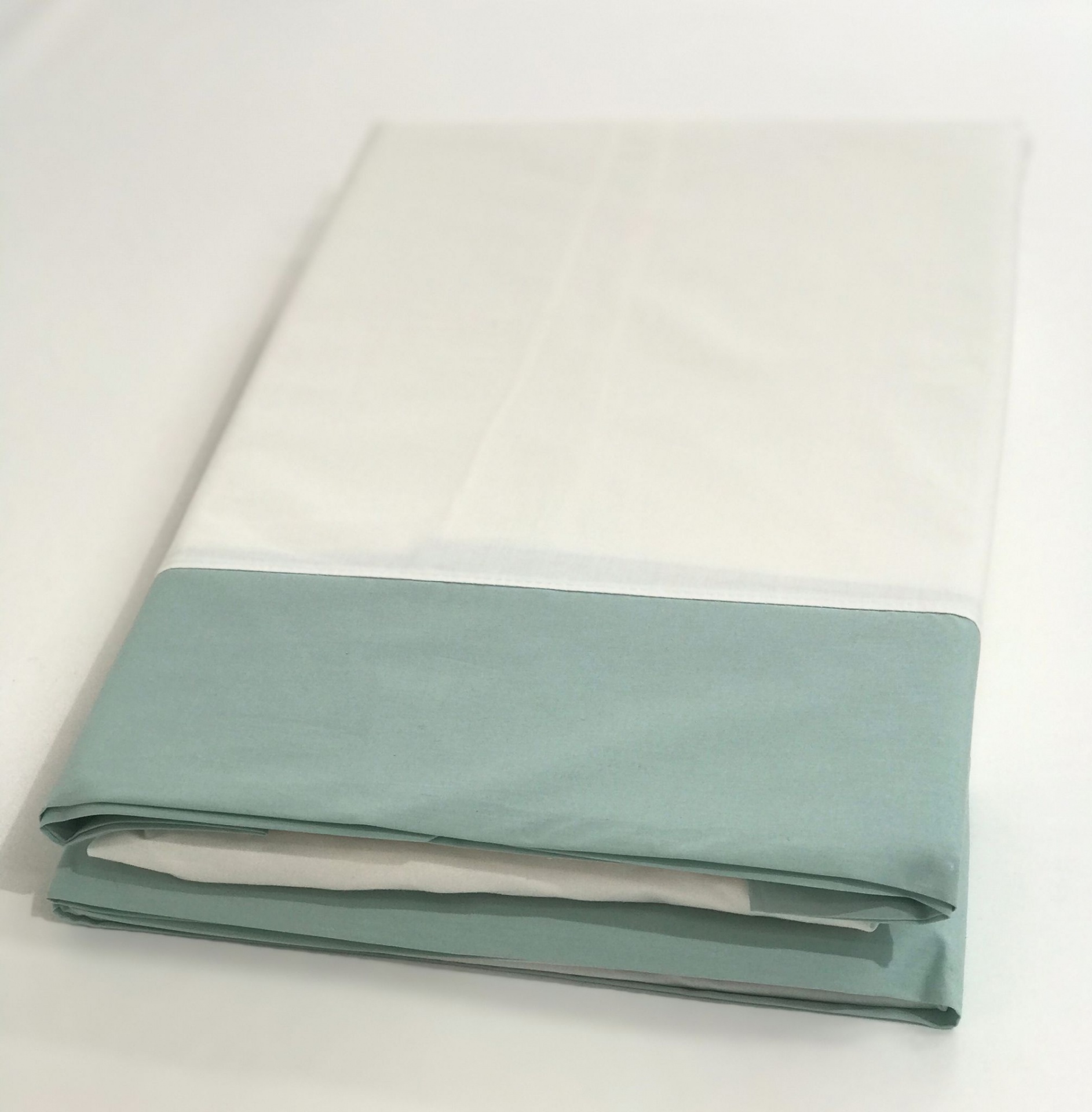 Conjunto de Lençóis Algodão Branco Comporta Lençol branco com bainha verde água dobrado