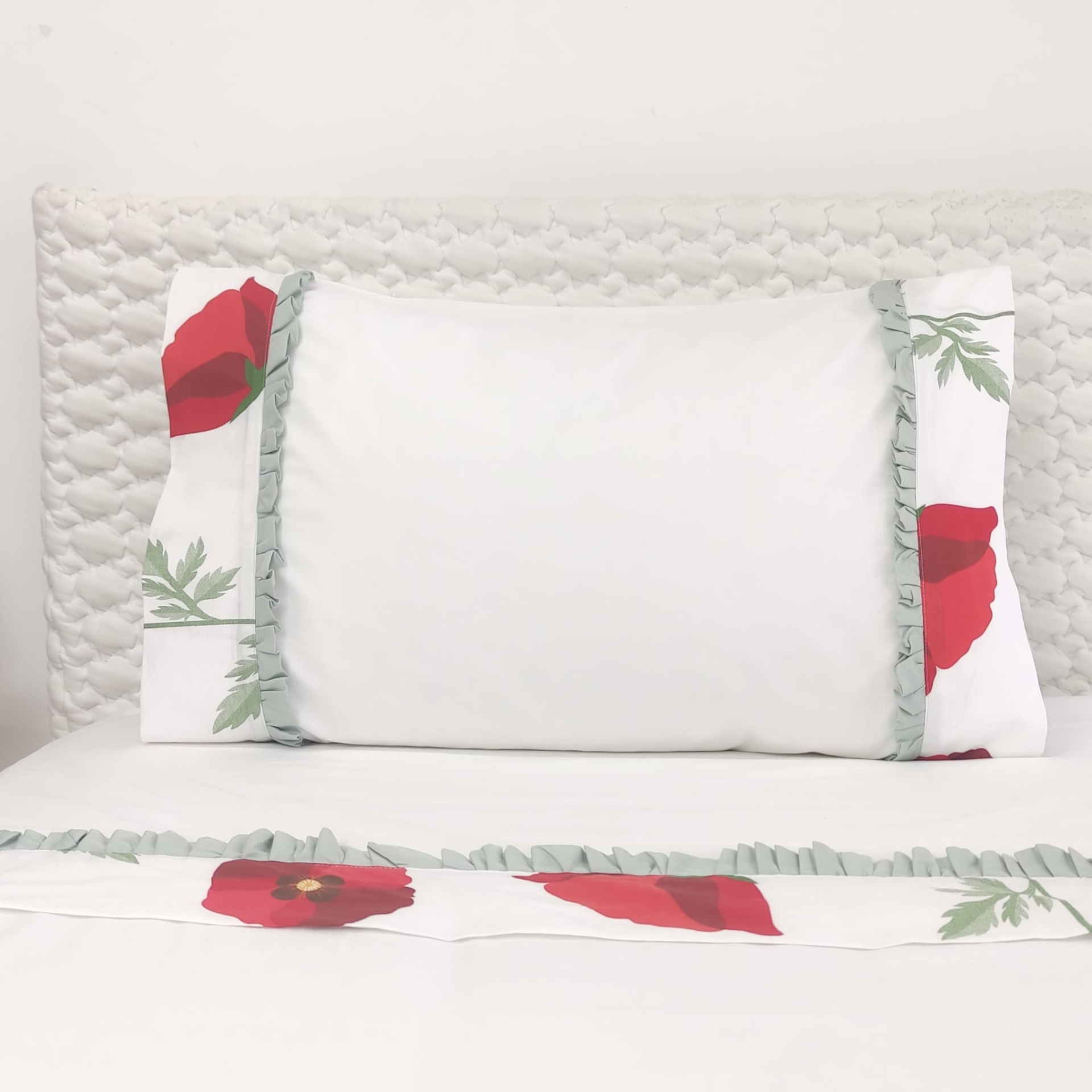 Conjunto de Lençóis Papoila C/Folho Frontal de roupa de cama branca com estampas vermelhas de papoilas e folhas verdes, fronha com babados cinza claro