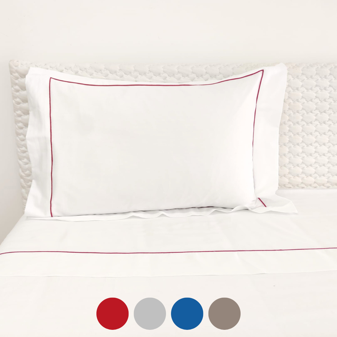 Jogo de Lençóis Lazio Frontal de conjunto de roupa de cama branca com detalhe rosa em cama com cabeceira acolchoada branca