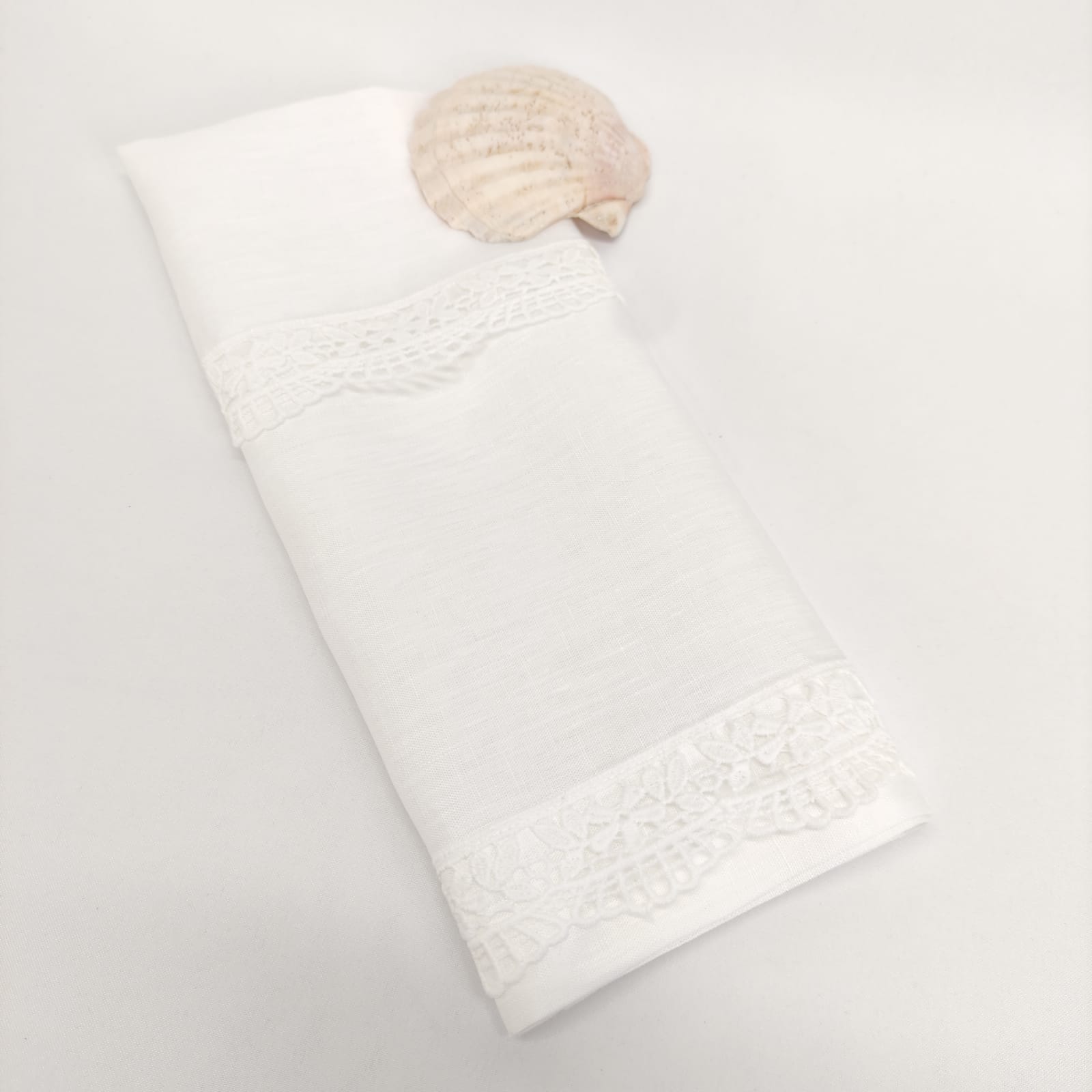 Toalha de Batismo Pluma Linho JOL Toalha branca com renda e concha marinha