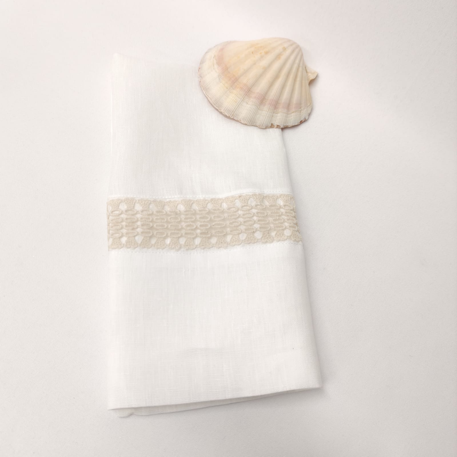 Toalha de Batismo Renda Linho JOL Guardanapo branco com faixa bordada bege e concha