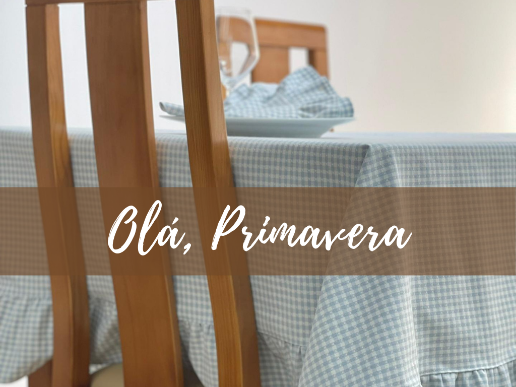 Mesa com toalha xadrez azul claro e branco, cadeira de madeira e texto 