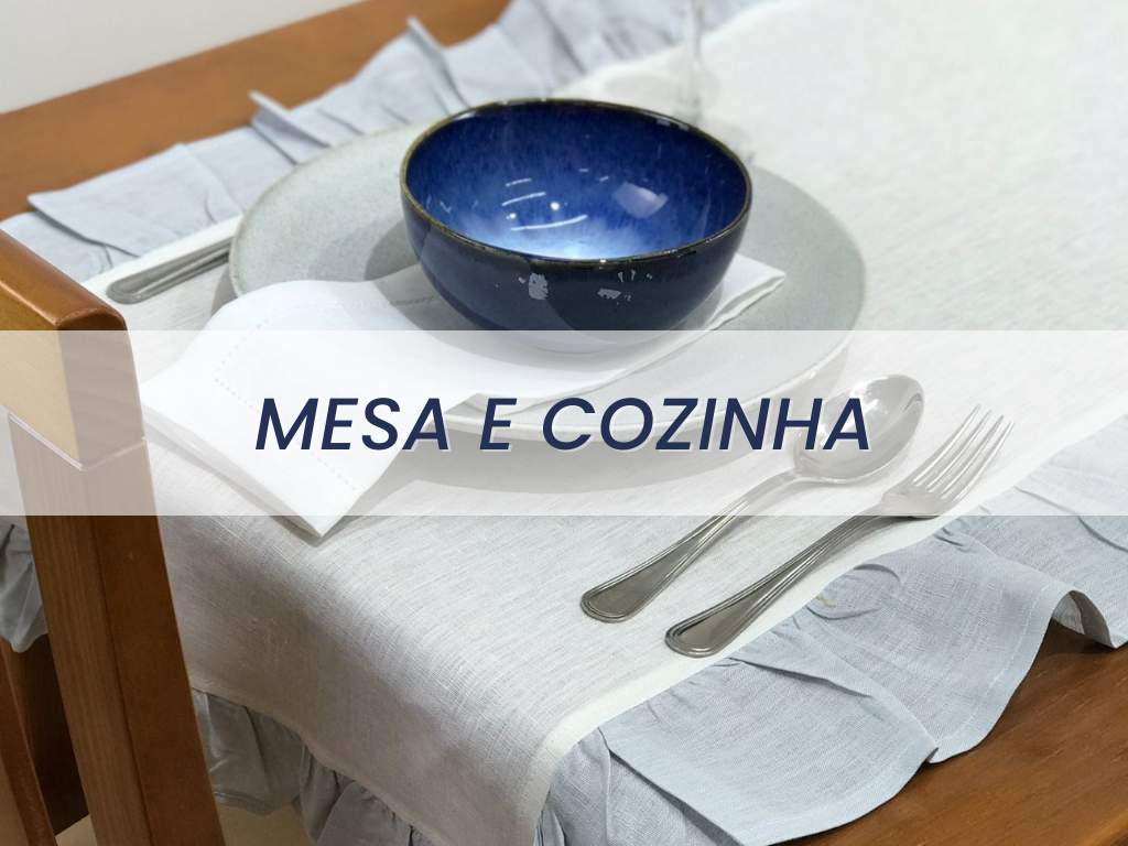 Conjunto de jantar com prato, tigela, talheres e guardanapo sobre toalha branca de mesa