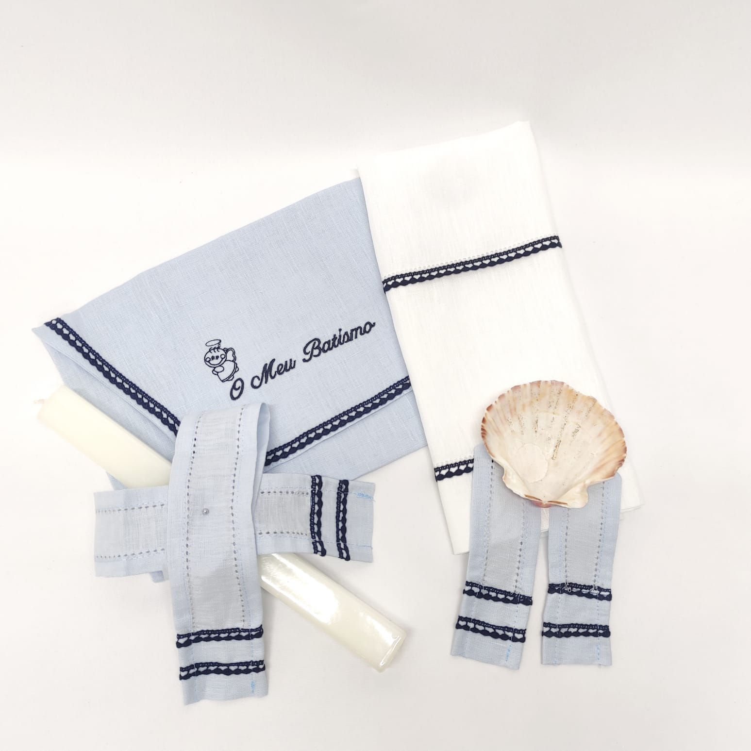 Coleção de Batismo Gerbera Linho JOL Conjunto para batismo com toalhas azul clara e branca, fita azul clara, vela branca e concha