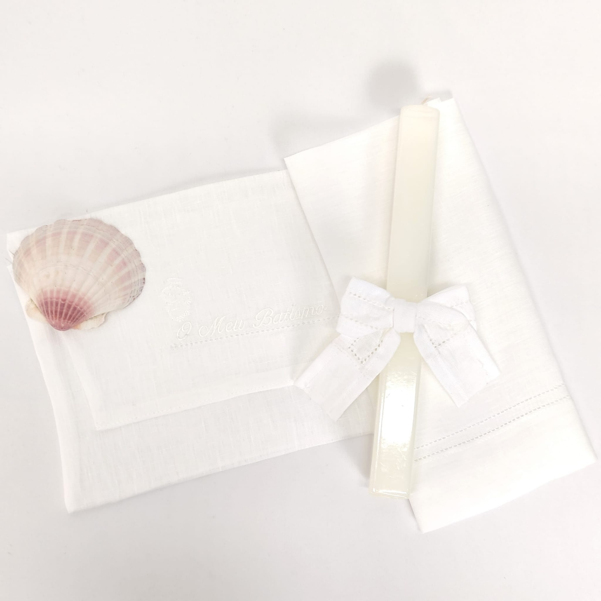 Coleção de Batismo Eustoma Linho JOL Conjunto toalha branca com vela e concha decorativa