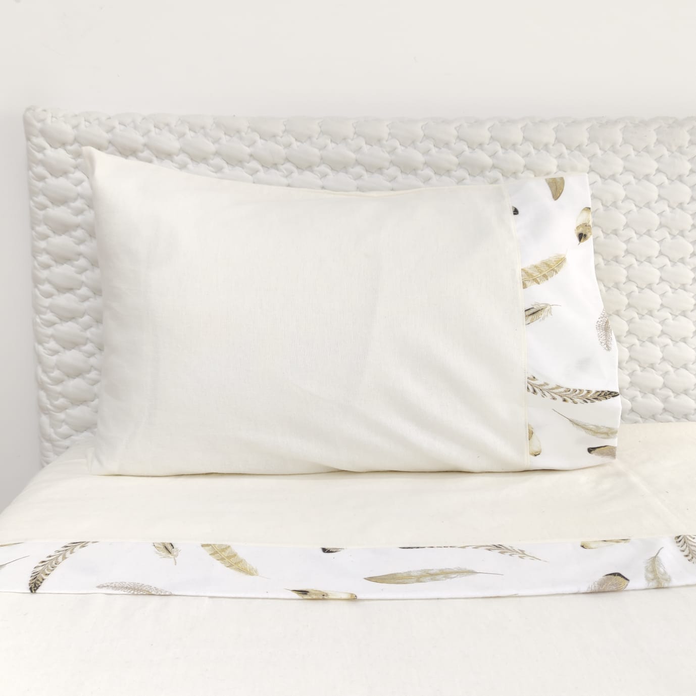 Jogo de Cama Flanela Pérola Plumas Conjunto de cama branco com fronhas decoradas e faixa com padrão de penas douradas