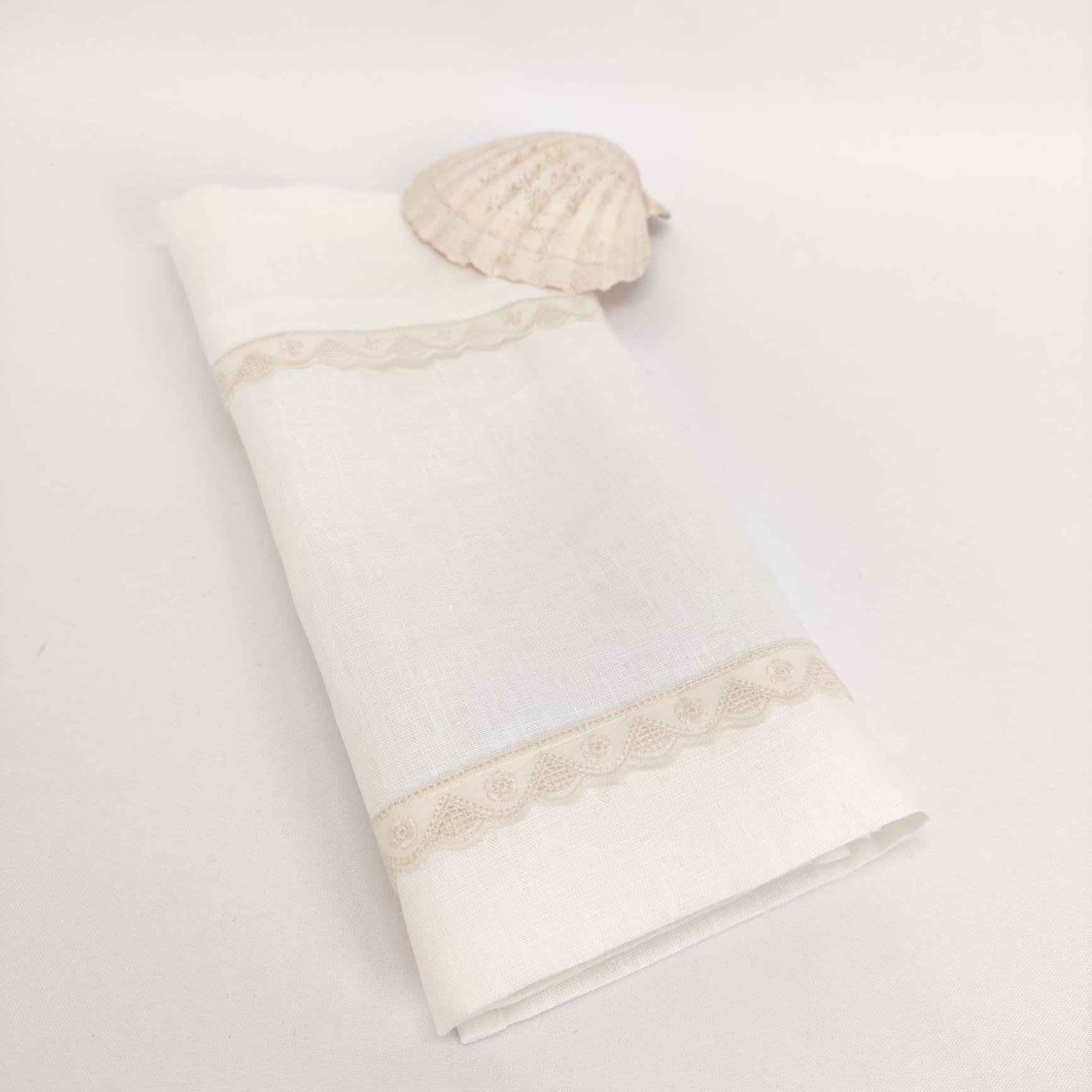 Toalha de Batismo Romantic Linho JOL Guardanapo branco bordado com concha clara em superfície branca