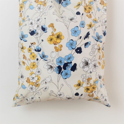Almofada decorativa com padrão floral amarelo, azul e azul escuro