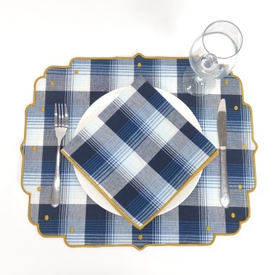 Conjunto de suporte de prato e guardanapo xadrez azul com talheres e copo