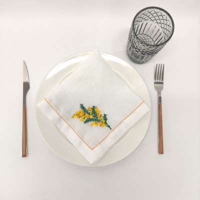 Conjunto para refeição com prato, guardanapo bordado, talheres com cabos de madeira e copo de vidro entrelaçado