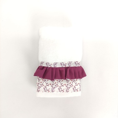 Toalha branca com faixa estampada e folho vinho