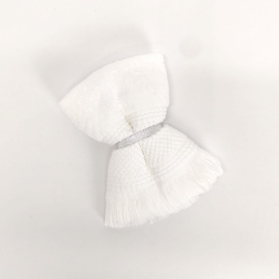 Laço branco de tecido com faixa elástica prateada