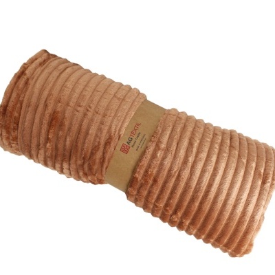 Manta felpuda cor cobre com padrão riscado larga enrolada com faixa de papel da marca ACRETEK