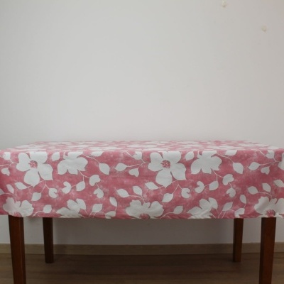 Mesa com toalha rosa com flores brancas