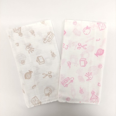 Dois panos brancos com estampas castanhas e rosas de objetos diversos