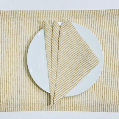 Jogo americano e guardanapo bege com riscas e prato branco