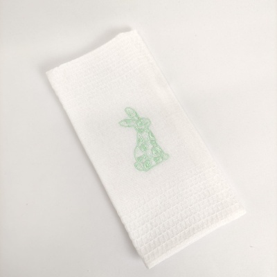 Toalha branca com bordado de girafa verde claro