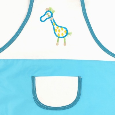 Avental de cozinha azul com girafa bordada