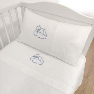 Conjunto de roupa de cama branco com bordado de ursinho azul para berço