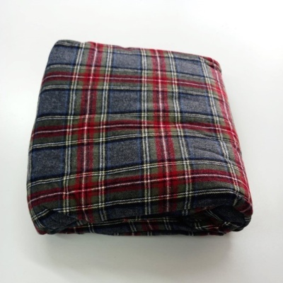 lençol ou cobertor dobrado com padrão de xadrez azul e vermelho