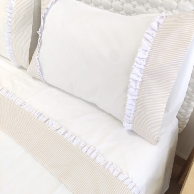 Jogo de cama branco com franjas e faixas bege listradas