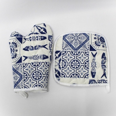 Luvas e pega-panela em tecido azul e branco com padrões de peixes e motivos geométricos