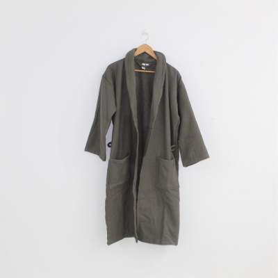 Robe de banho verde-oliva pendurado num cabide