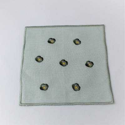 Pano quadrado cinzento claro com bordados de flores pretas e amarelas