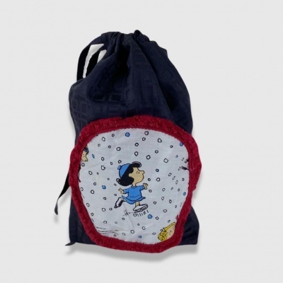 Mochila azul escuro com patch branco e desenho de menina na neve