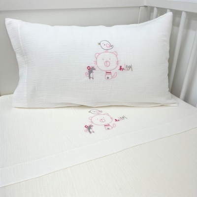 Conjunto de roupa de cama infantil branca com bordado de ursinho, pássaro, menina e texto 'HELLO!'