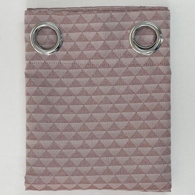 Cortina rosa com padrão geométrico e ilhós metálicos