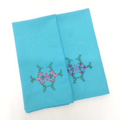Toalhas textura azul turquesa com bordado floral rosa e roxo