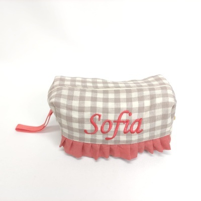 Estojo tecido xadrez com nome Sofia bordado e folhos vermelhos.