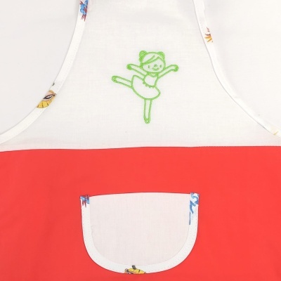 Avental infantil branco e vermelho com bordado verde de criança a dançar e bolso frontal branco com padrões coloridos.