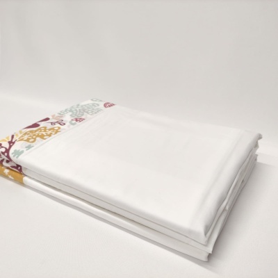 Lençol branco com barra floral colorida