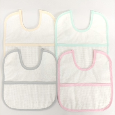 Quatro babetes brancos com bordas coloridas e bolso frontal