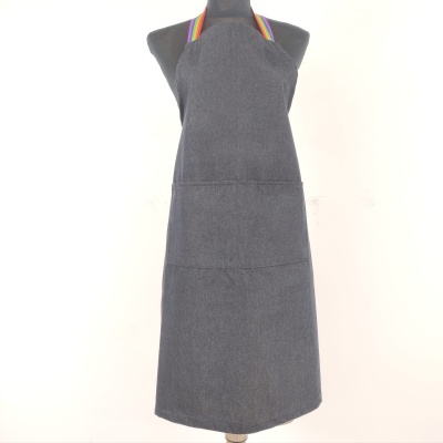 Avental cinzento escuro com alças multicoloridas em manequim