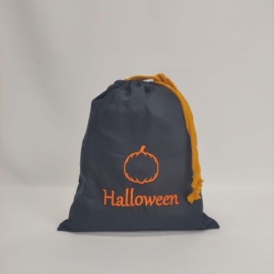 Saco Halloween azul escuro com cordão amarelo e bordado laranja