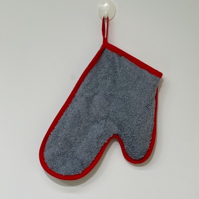 Luvas de cozinha cinza com bordas vermelhas penduradas