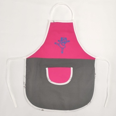 Avental infantil rosa e cinza com coelho azul e bolso frontal