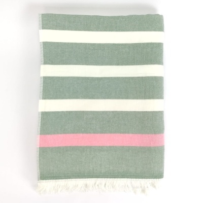 Manta ou toalha listrada verde, branco e rosa com franjas em fundo branco.
