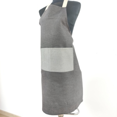 Avental cinza escuro com bolso cinza claro num manequim