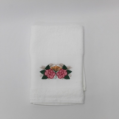 Toalha branca com bordado floral