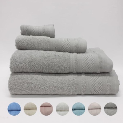 Conjunto de toalhas cinza claro empilhadas com padrões geométricos na borda