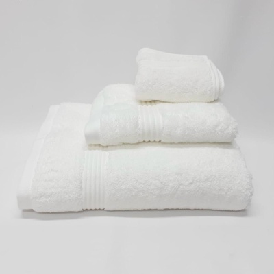 Conjunto de toalhas brancas empilhadas