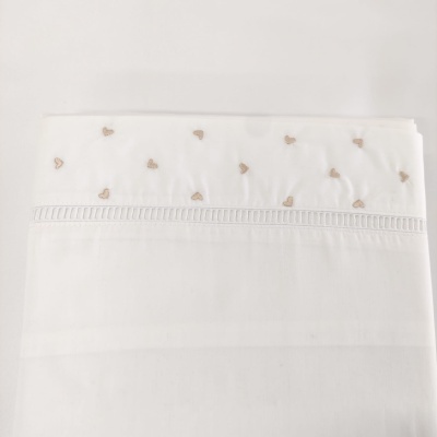 Lençol branco com bordado de corações castanhos e renda na barra