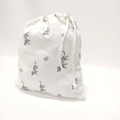 Saco branco de tecido com desenhos de gatos pretos e cordão para fecho