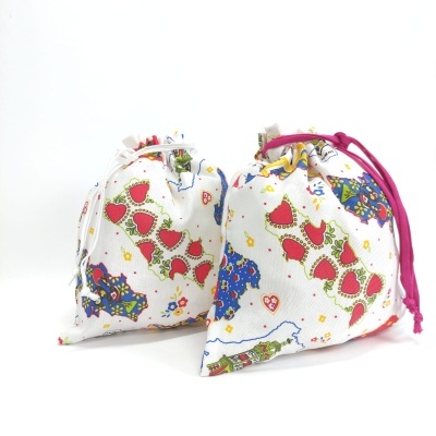 Duas bolsas de tecido com estampado colorido e cordão de fecho