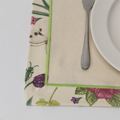 Jogos americanos em tecido com padrão floral e simples, garfo e prato branco